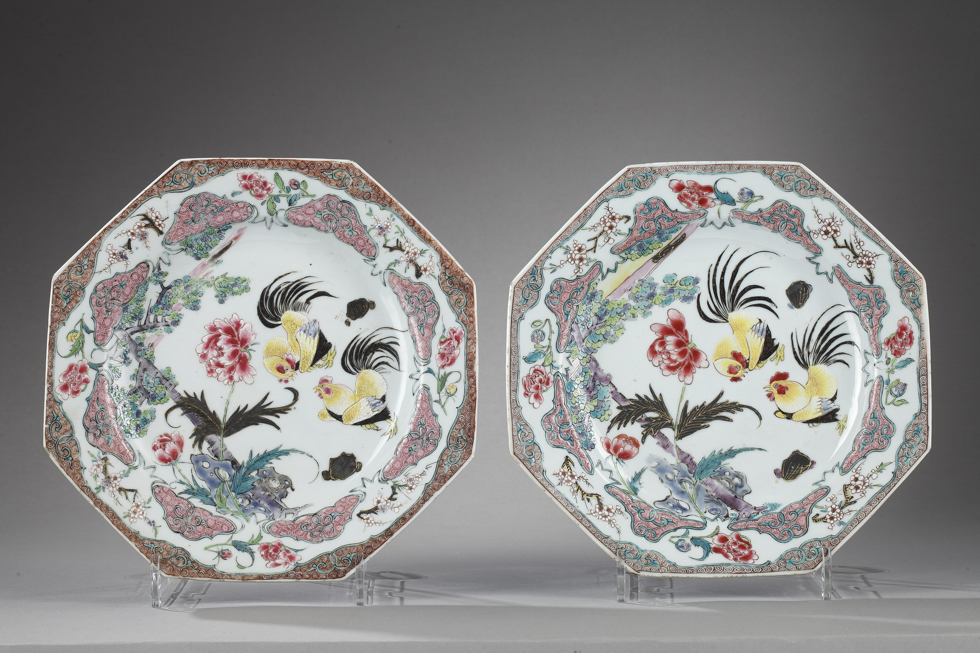 Pair of plates decorated with cockerels - Yongzheng period